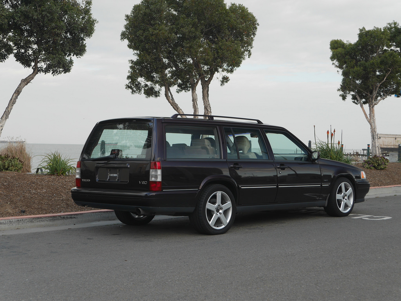 Illustration for article titled This 6-speed V8 Volvo Is An Awesome Wagon That You Can Actually Buy